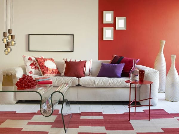 sala de estar roja y blanca decorada de tendencia para 2024