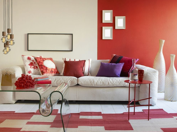 sala de estar vermelha e branca decorada com tendência para 2024