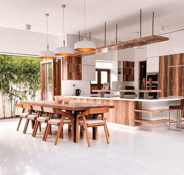 cocina-comedor moderna de madera con ventanales, diseñador de interiores en remoto