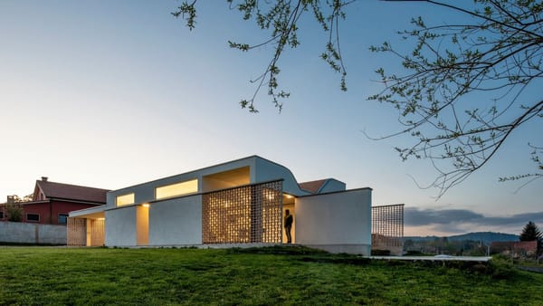 casa moderna de tres dormitorios en galicia con fachada blanca