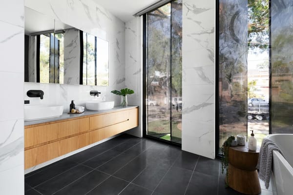 cuarto de baño moderno de lujo blanco y negro con mueble de madera