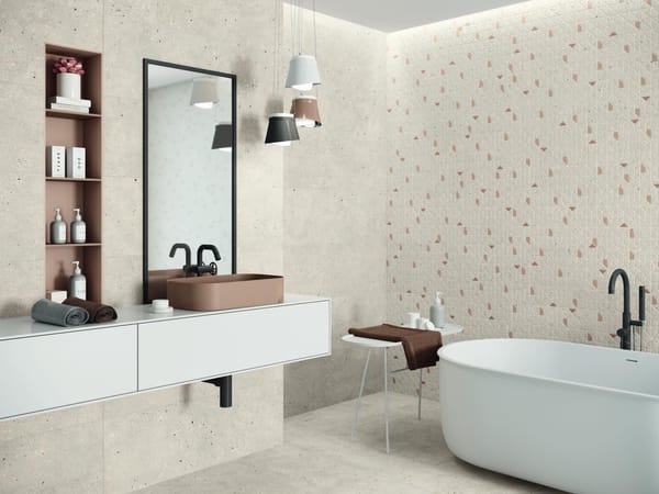 cuarto de baño moderno con azulejos de tonos neutros