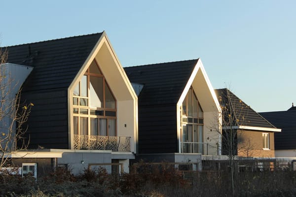 casas sostenibles modernas con cristal y tejado a dos aguas