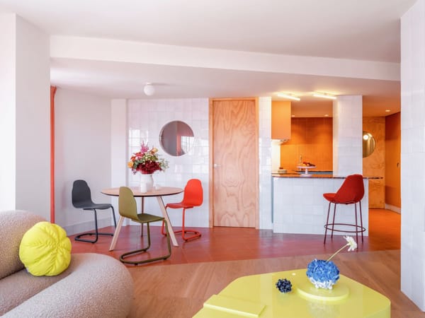 apartamento de diseño setentero salón-comedor y cocina de concepto abierto