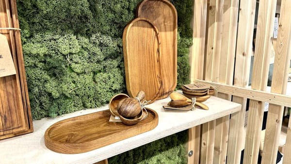 diseño de interiores sostenible con accesorios de madera reutilizada
