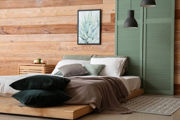 camera da letto in legno con letto e accenti verdi