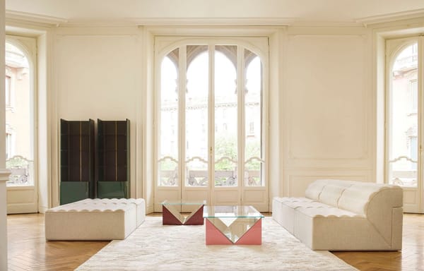 sala de estar blanca con muebles de diseño modernos
