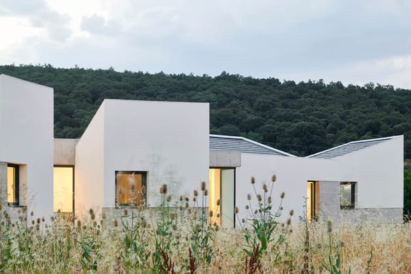 casa moderna de diseño blanca de hormigón en la naturaleza, montaña