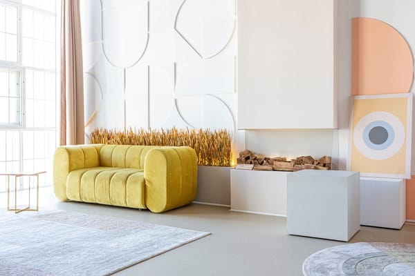 желтый диван в современной гостиной