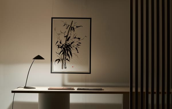 mesa de trabajo con lámpara de sobremesa moderna de inspiración oriental