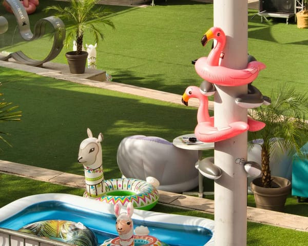 jardines con césped artificial con juguetes para niños