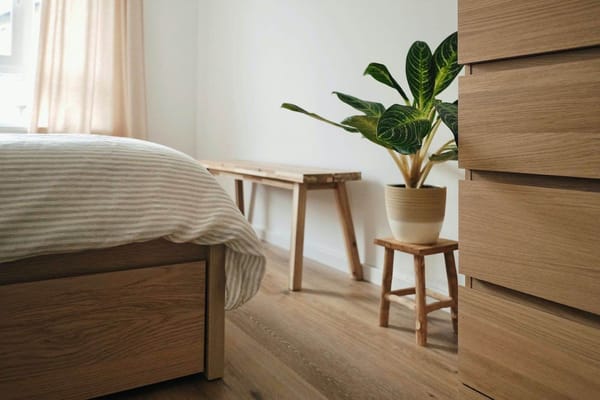 dormitorio de diseño escandinavo con planta, cajonera y muebles de madera