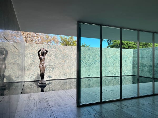 patio interior del pabellón barcelona de mies van der rohe, escultura, estanque, arte