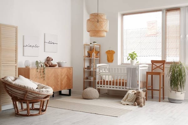 quarto de bebê com cerco, decorado com materiais naturais como poltrona e puff