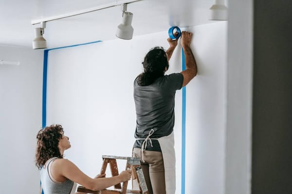 casal realizando renovação de pintura para apartamento