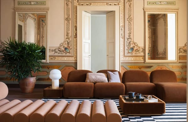 sala de estar decoración estilo años setenta, decoración setentera, sofá tacchini, diseño seventies