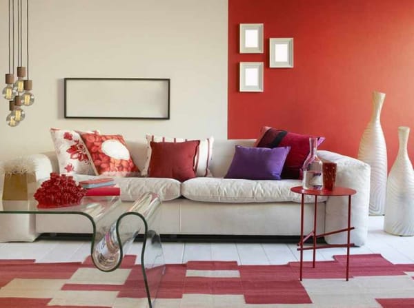 sala de estar vermelha e branca decorada com tendência de decoração 2024