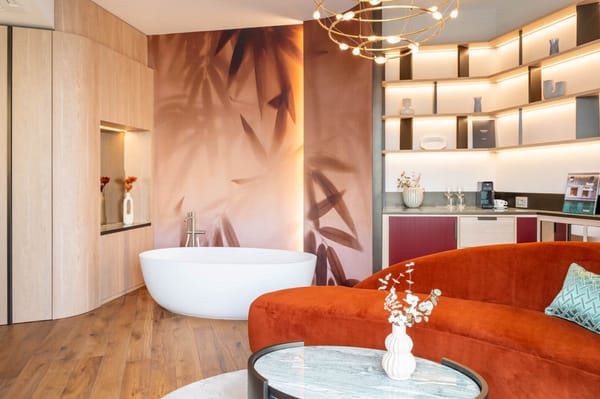 cuarto de baño de hotel son sofá naranja y bañera en Italia