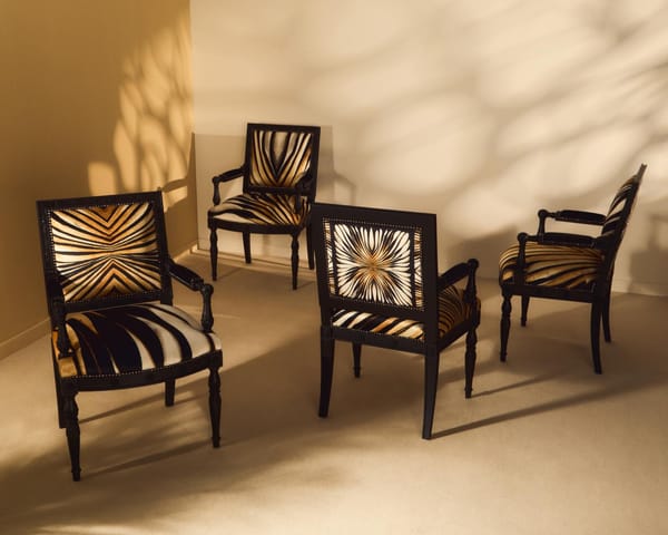 sillas de madera con estampado animal dorados, roberto cavalli