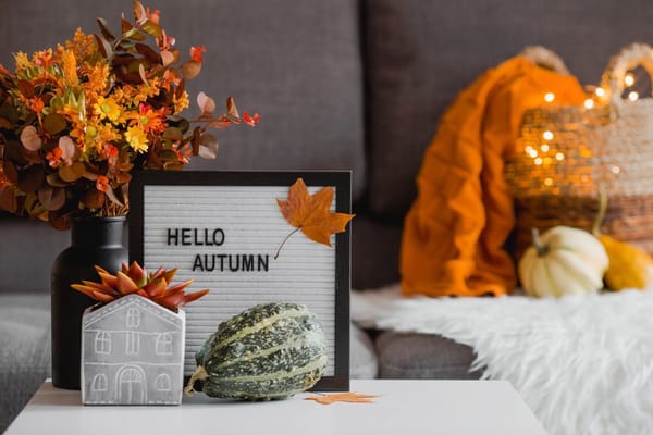 déco d'automne avec des citrouilles, des feuilles et un signe "hello autumn"