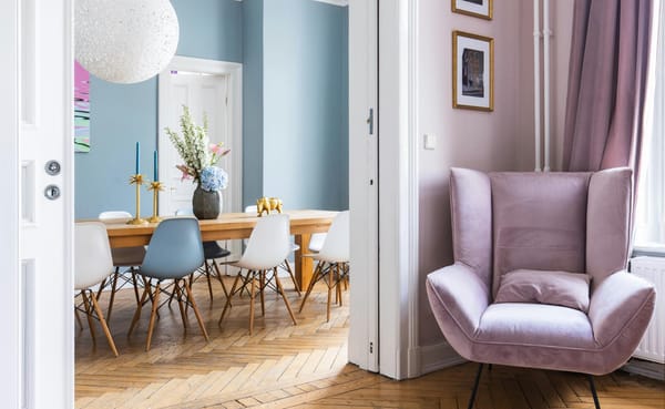 sala de estar y comedor azul y violeta, psicología del color