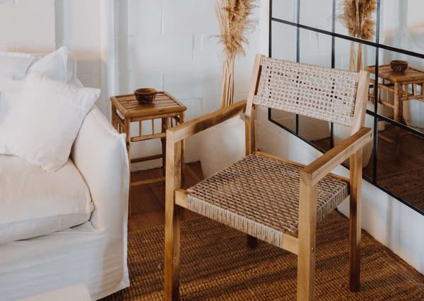 silla de madera y sofá blanco, decoración con tonos neutros