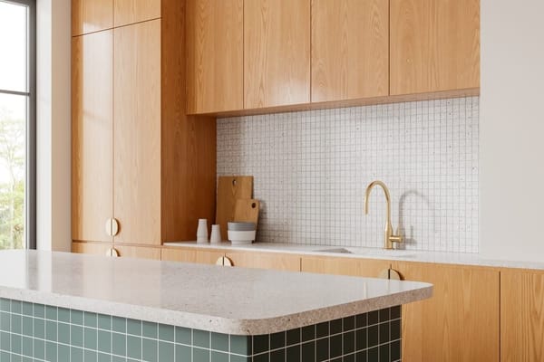 cocina moderna de madera y azulejos verdes con isla