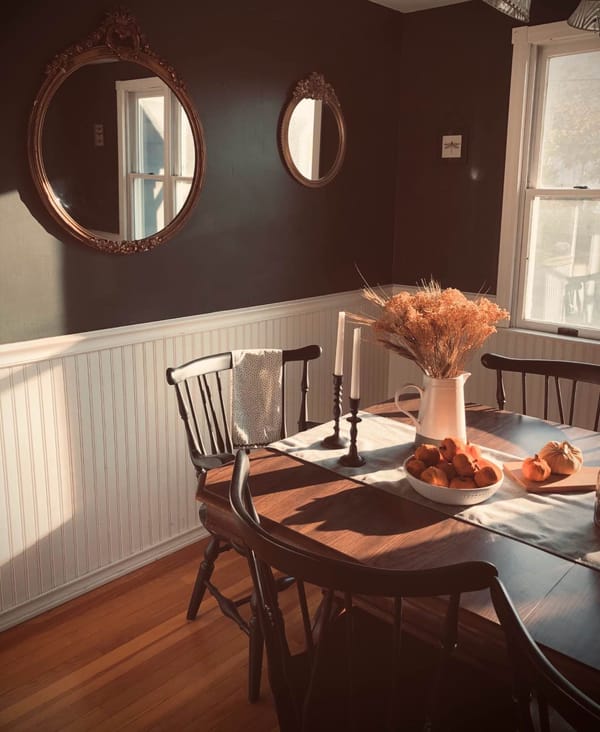 comedor clásico con decoración de otoño, muebles de madera, calabazas