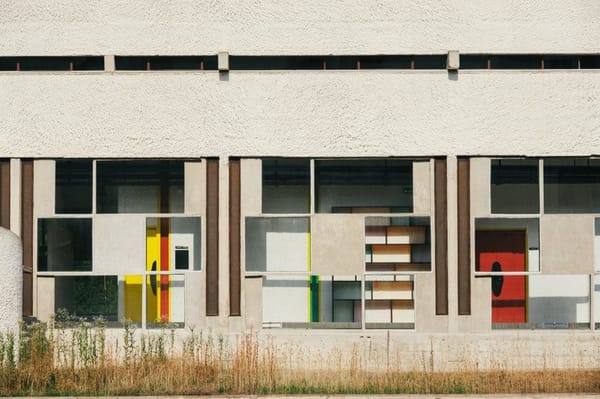 Das Kloster Sainte-Marie de La Tourette in Lyon von Le Corbusier | Elimende Inagella/Unsplash