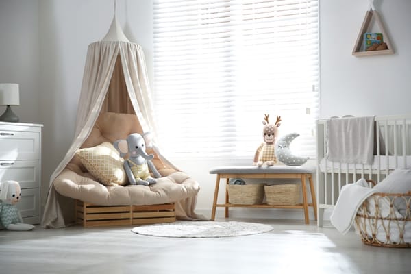 chambre de bébé avec des couleurs douces et des animaux en peluche