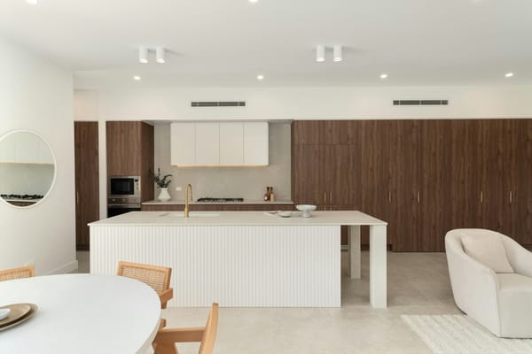 cocina blanca con armarios de madera, diseño de interiores