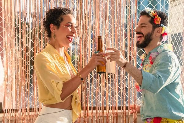 decoração de Carnaval para casa: dois amigos celebrando a festa brasileira com maquiagem e fantasias