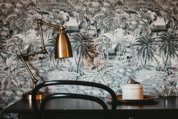 decoración con estampados, papel de pared y escritorio