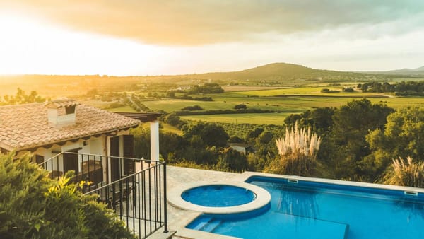 quincho y piscina en casa elegante con vistas
