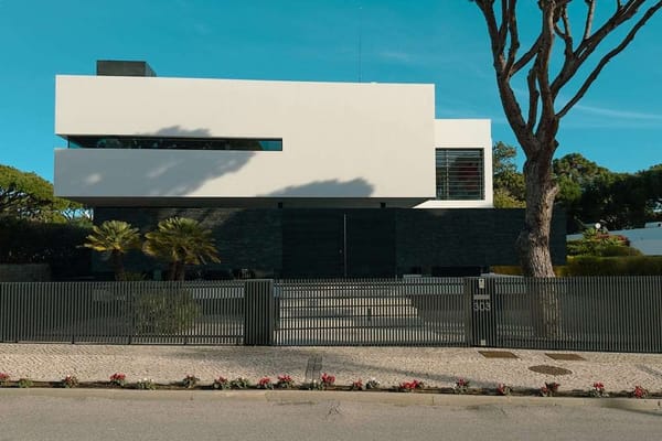 Fachada com portão preto