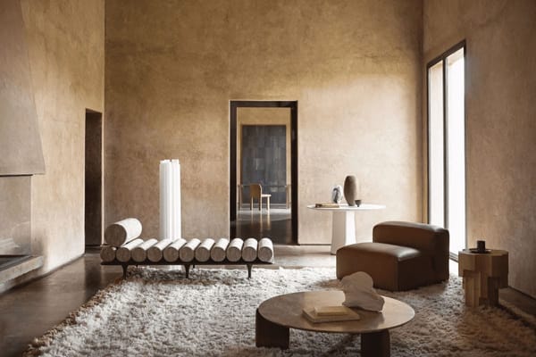 Tendenze di interior design per il 2026, soggiorno con mobili beige