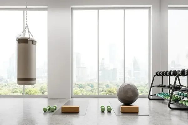 mini gimnasio en casa con equipamiento básico. 