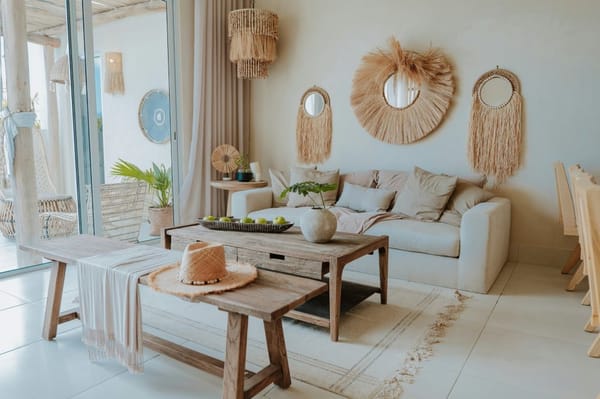 sala de estar boho con espejos. cómo reformar tu casa sin obras