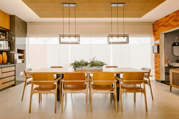 diseño de comedor moderno con madera y lámparas colgantes