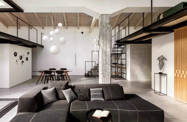 casa con techo de doble altura con entrepisos. estilo industrial loft